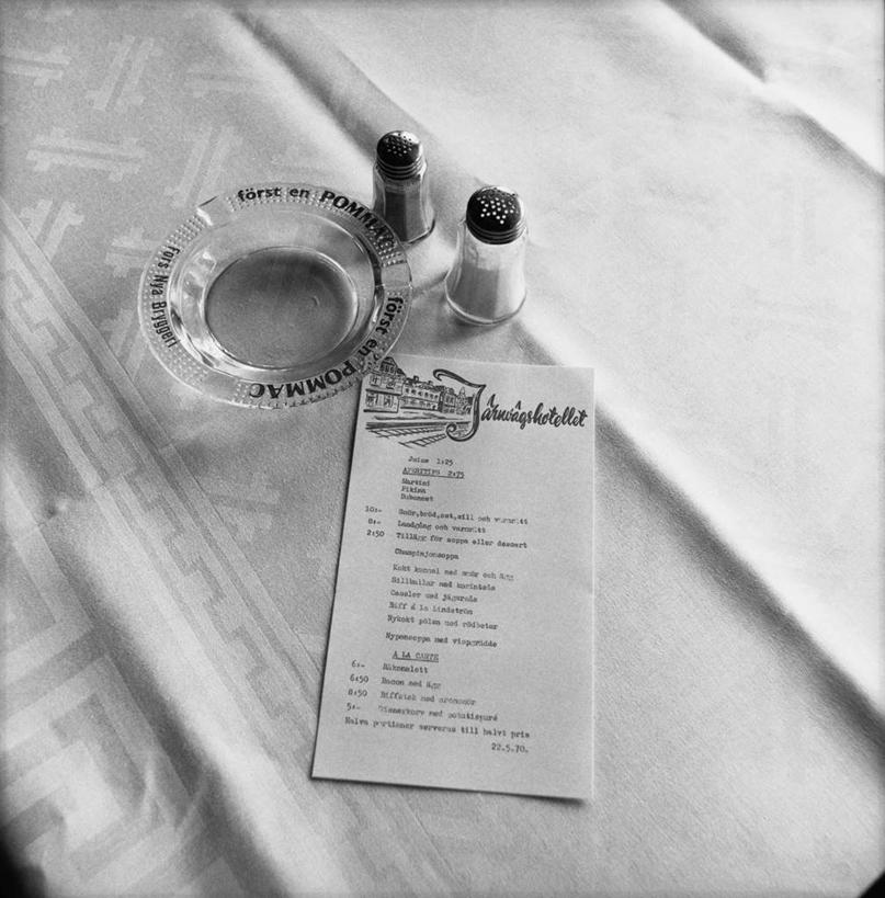 无人,方图,俯视,室内,特写,白天,餐桌,桌子,静物,玻璃,阴影,光线,标志,布料,文字,影子,字符,字母,布纹,标识,玻璃制品,菜单,酒瓶,桌布,阳光,玻璃瓶,餐巾,瓶子,台布,餐台,烟灰缸,烟碟,烟盅,彩图,高角度拍摄