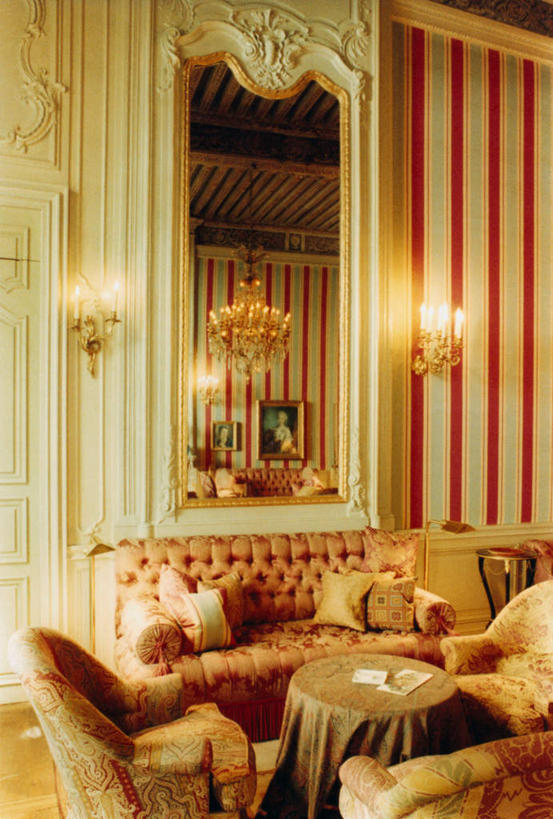 无人,竖图,室内,白天,正面,绘画,镜子,靠垫,门,沙发,蜡烛,照明,阴影,艺术,装饰,光线,火焰,影子,烛光,墙,灯光,靠枕,燃烧,文化,吊灯,特色,壁画,墙壁,墙面,灯,灯具,垫子,门框,枕头,点燃,华丽,修饰,照亮,点缀,镜像,风格,镜面,照明设备,布艺沙发,衬托,美观,雅致,雅观,气势,格调,派头,气概,作风,特点,特性,特征,画画,彩图