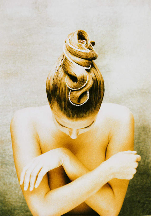 西方人,手,头发,一个人,双手交叉,竖图,俯视,室内,白天,性感,欧洲,欧洲人,仅一个年轻女性,仅一个女性,仅一个人,阴影,光线,影子,灯光,裸露,肩膀,手部,遮,遮掩,赤裸,掩盖,双手抱胸,遮挡,裸,遮盖,掩饰,害臊,含羞,怕羞,害羞,年轻女性,女人,女性,白种人,半身,彩图,高角度拍摄