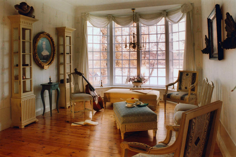 无人,横图,室内,白天,正面,绘画,窗户,窗帘,地板,落地窗,沙发,阴影,艺术,装饰,光线,影子,墙,大提琴,乐器,弦乐器,地面,文化,木地板,玻璃窗,特色,壁画,墙壁,墙面,一个,阳光,单个,华丽,修饰,点缀,风格,弓拉弦乐器,弓拉弦鸣乐器,布艺沙发,衬托,美观,雅致,雅观,富丽,华美,气势,格调,派头,气概,作风,特点,特性,特征,画画,彩图