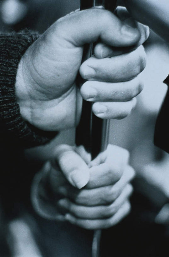 西方人,手,两个人,竖图,黑白,室内,白天,正面,金属制品,欧洲,欧洲人,握,阴影,光线,金属,扶手,影子,拿,拿着,阳光,把手,手部,握着,启动,客车,公交车拉手,男人,男性,女人,女性,中年男性,中年女性,白种人,拉手,半身