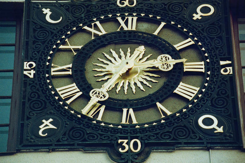 无人,横图,室外,白天,仰视,建筑,阴影,时间,光线,时钟,影子,计时,黑色,阳光,钟表,表,精致,优美,准时,定时,精美,修建,塔钟,修筑,精彩,精巧,钟,彩图,低角度拍摄