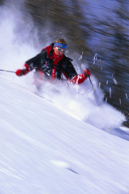 西方人,一个人,竖图,室外,白天,正面,锻炼,旅游,度假,运动,美景,山,雪,雪山,大雪,欧洲,欧洲人,仅一个男性,仅一个人,阴影,光线,影子,冰,积雪,景观,山峰,雪景,冬季,冬天,山峦,娱乐,仅一个年轻男性,阳光,自然,享受,休闲,景色,放松,寒冷,雪橇,冰冷,自然风光,滑行,严寒,冰凉,酷寒,凛冽,凛凛,极冷,体育,男人,男性,年轻男性,白种人,彩图,全身,健身
