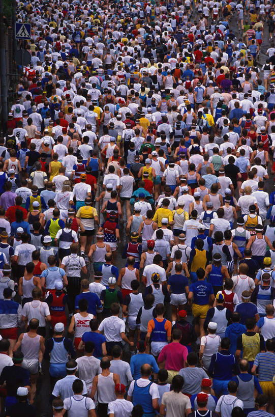 西方人,站,竖图,俯视,室外,白天,锻炼,快乐,比赛,运动,竞争,欧洲,欧洲人,阴影,列队,光线,影子,许多人,娱乐,阳光,排队,站着,一群人,休闲,体育运动,体育,马拉松,男人,男性,年轻男性,年轻女性,女人,女性,白种人,跑步,站立,彩图,高角度拍摄,全身,健身