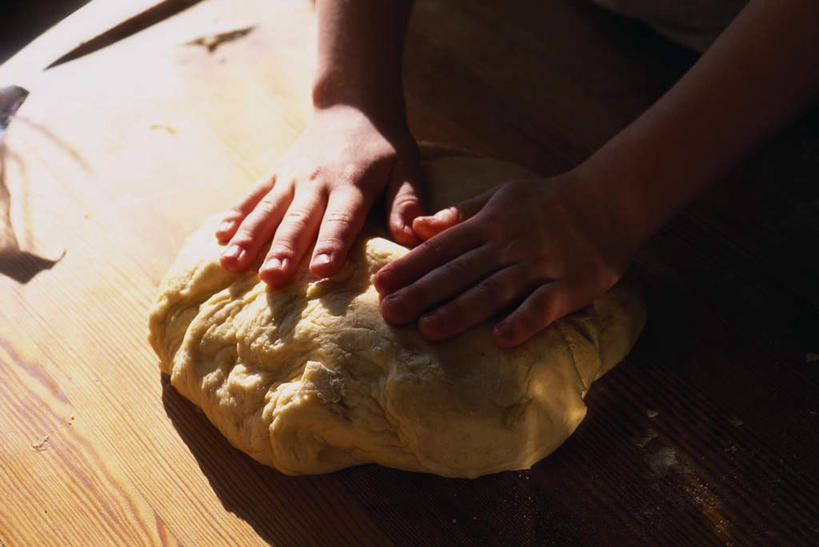 西方人,儿童,手,一个人,横图,俯视,室内,白天,餐桌,桌面,桌子,欧洲,欧洲人,仅一个男性,仅一个人,制作,阴影,光线,影子,灯光,面团,一个,小孩,仅一个小孩,手部,餐台,揉捏,男孩,男人,男性,白种人,孩子,半身,彩图,高角度拍摄,男生