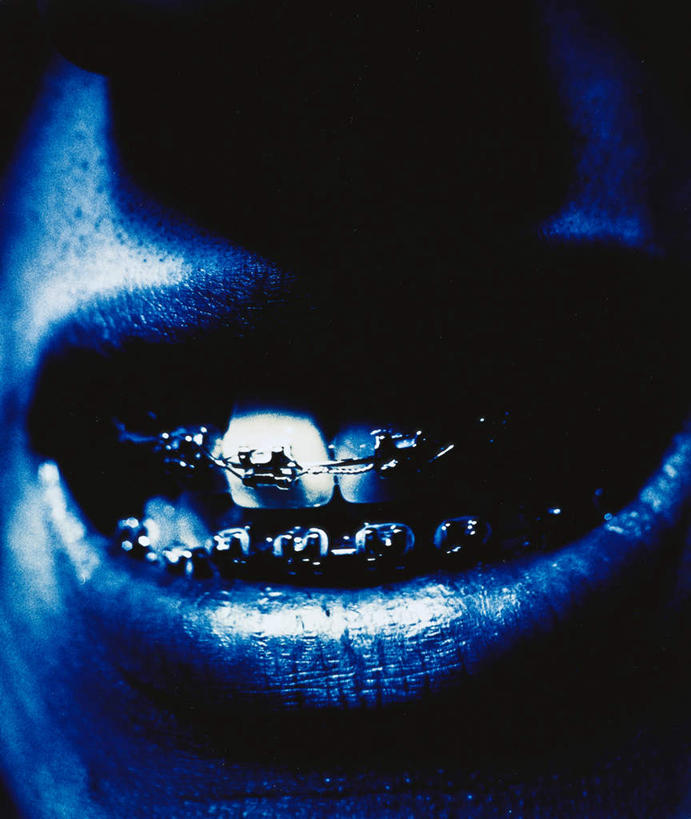 西方人,牙齿,一个人,竖图,室内,白天,正面,欧洲,欧洲人,仅一个男性,仅一个人,阴影,光线,影子,灯光,扭曲,仅一个年轻男性,模型,张嘴,模具,矫正,牙科,牙套,张大嘴巴,牙箍,校正,校准,牙饰,男人,男性,年轻男性,白种人,齿,面部,牙,牙龈,张开嘴,半身,彩图