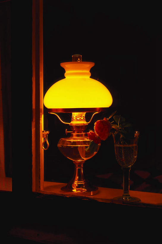 无人,家,竖图,室内,夜晚,正面,台灯,杯子,照明,阴影,装饰,光线,高脚杯,影子,房屋,屋子,灯光,红酒杯,楼房,住宅,玻璃制品,灯,酒杯,灯具,华丽,修饰,照亮,点缀,昏暗,阴暗,照明设备,幽暗,衬托,美观,雅致,雅观,暗淡,惨淡,灰暗,晦暗,玻璃杯,彩图,房子