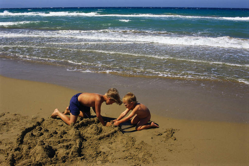 西方人,儿童,两个人,跪,横图,俯视,室外,白天,海浪,海洋,沙滩,欧洲,欧洲人,阴影,波纹,光线,沙子,影子,海岸,浪花,水平线,辽阔,海平线,沙地,小孩,蓝色,蓝天,水纹,天空,阳光,海水,波浪,天,游玩,广阔,晴朗,一望无际,海景,万里无云,无边无际,一马平川,顽耍,男孩,男人,男性,白种人,大海,风浪,海,海水的波动,海滩,近岸浪,涌浪,晴空,晴空万里,跪着,玩耍,彩图,高角度拍摄,全身,水天相接,水天一线,男生