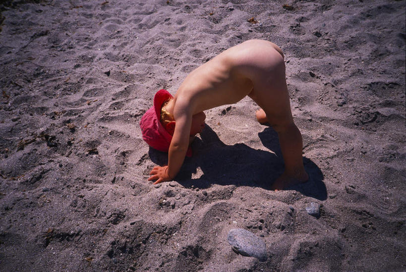 西方人,儿童,裸体,一个人,站,横图,俯视,室外,白天,旅游,度假,纯洁,美景,沙滩,欧洲,欧洲人,仅一个男性,仅一个人,阴影,光线,沙子,桶,影子,塑料,海岸,景观,沙地,娱乐,一个,小孩,阳光,自然,容器,塑料制品,站着,仅一个小孩,享受,休闲,景色,放松,可爱,童年,童趣,钻,储藏,塑料桶,储存,自然风光,童真,烂漫,无邪,赤身,天真,男孩,男人,男性,白种人,孩子,海滩,站立,彩图,高角度拍摄,全身,贮存,男生