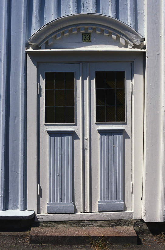 无人,竖图,室外,白天,正面,楼梯,门,建筑,瑞典,欧洲,阴影,光线,影子,阶梯,台阶,阳光,门框,精致,优美,斯堪的纳维亚,北欧,斯堪的纳维亚半岛,精美,修建,修筑,精彩,精巧,瑞典王国,彩图