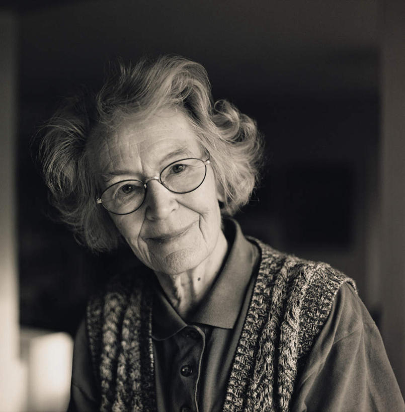 西方人,一个人,坐,笑,微笑,竖图,室内,白天,正面,欧洲,欧洲人,仅一个女性,仅一个人,一副,戴,阴影,朦胧,模糊,光线,眼镜,影子,注视,黄色,阳光,观察,看,仅一个老年女性,观看,老花镜,戴着,察看,关注,远视眼镜,老年女性,女人,女性,白种人,坐着,半身,彩图