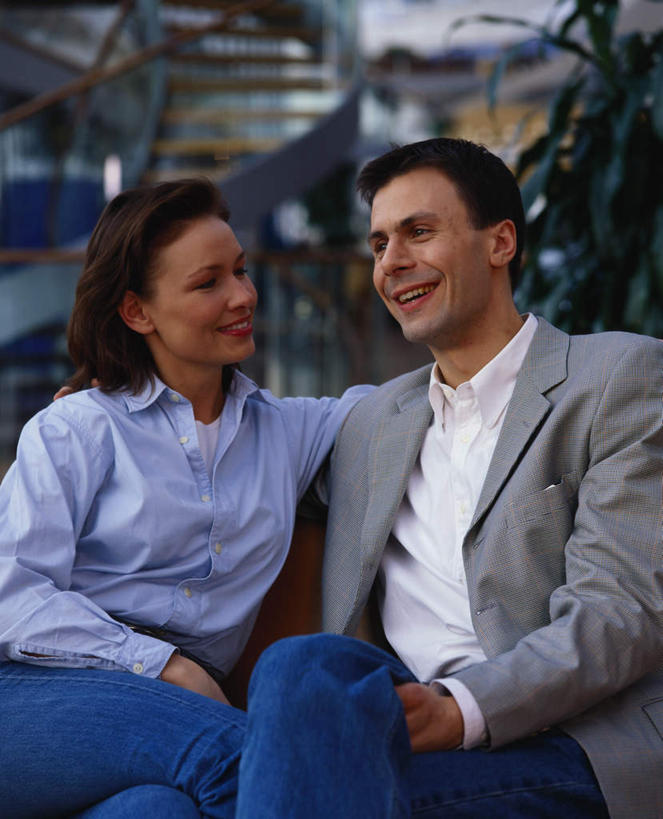 西方人,两个人,商务人士,商务女性,坐,笑,微笑,露齿笑,竖图,室内,白天,正面,爱情,旅游,度假,欧洲,欧洲人,套装,服装,浪漫,注视,娱乐,衣服,观察,看,享受,休闲,温暖,温馨,恩爱,放松,恋人,服饰,观看,候车厅,和睦,察看,衣着,穿着,关注,候车室,商务装,工薪阶层,衣饰,男人,男性,女人,女性,中年男性,中年女性,白种人,情侣,白领,上班族,坐着,半身,彩图,伴侣,融洽