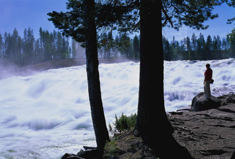 西方人,一个人,站,横图,俯视,室外,白天,旅游,度假,河流,美景,森林,树林,水,植物,欧洲,欧洲人,仅一个男性,仅一个人,仅一个中年男性,阴影,湍急,光线,影子,河水,景观,水流,云,云朵,云彩,注视,娱乐,树,树木,蓝色,绿色,白云,蓝天,天空,阳光,自然,天,观察,看,站着,享受,休闲,景色,放松,茂密,茂盛,生长,晴朗,成长,观看,察看,汹涌,关注,自然风光,澎湃,磅礴,急促,男人,男性,中年男性,白种人,晴空,站立,彩图,高角度拍摄,全身