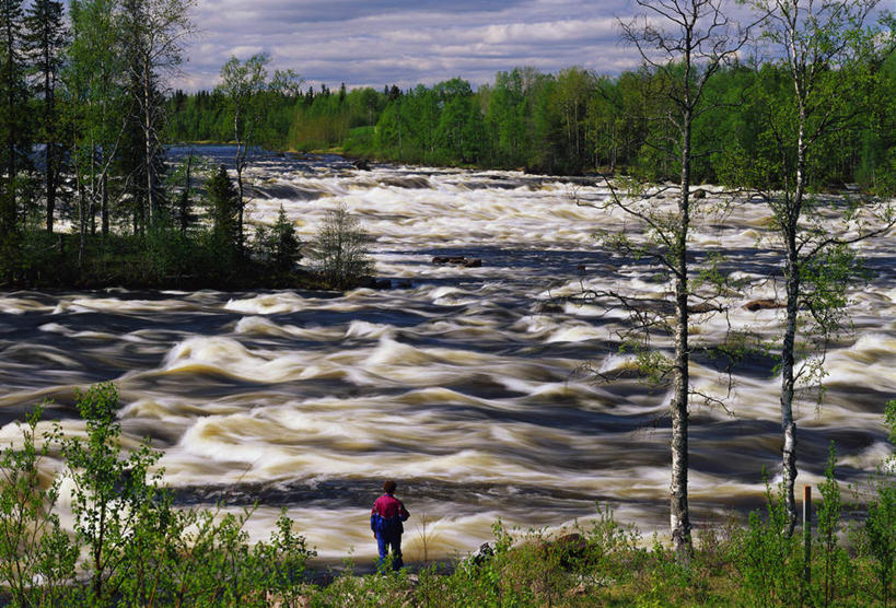 西方人,一个人,站,横图,室外,白天,旅游,度假,河流,美景,森林,树林,水,植物,欧洲,欧洲人,仅一个男性,仅一个人,仅一个中年男性,阴影,湍急,光线,影子,河水,景观,水流,云,云朵,云彩,注视,娱乐,树,树木,背面,蓝色,绿色,白云,蓝天,天空,阳光,自然,天,观察,看,站着,享受,休闲,景色,放松,茂密,茂盛,生长,晴朗,成长,观看,察看,汹涌,关注,自然风光,澎湃,磅礴,急促,男人,男性,中年男性,白种人,晴空,站立,彩图,全身