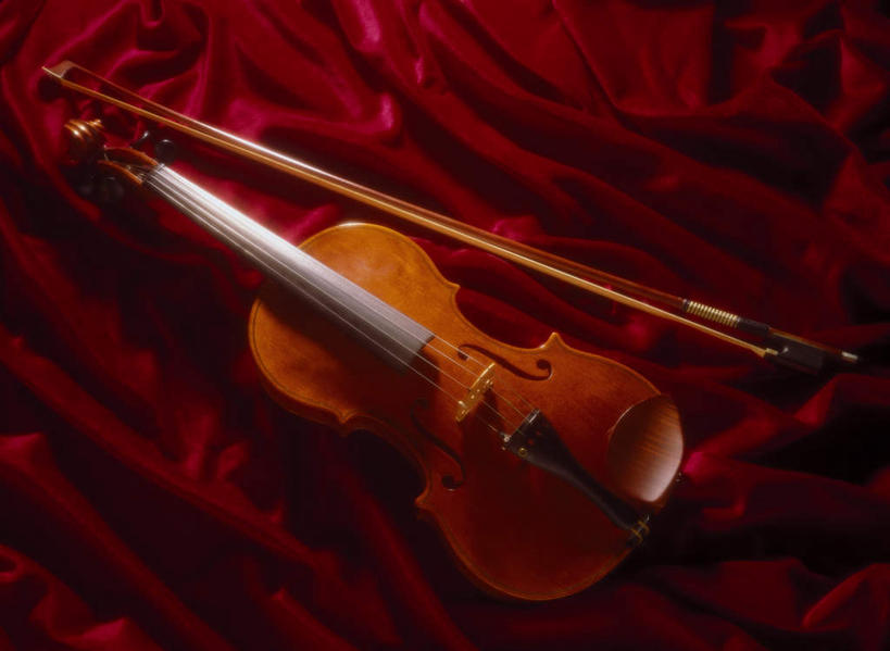 无人,横图,俯视,室内,白天,纺织品,阴影,装饰,光线,毛毯,毯子,影子,灯光,乐器,弦乐器,小提琴,纺织,一个,红色,垫子,温暖,幼稚,单个,暴躁,华丽,修饰,原始,点缀,暴力,弓拉弦乐器,弓拉弦鸣乐器,张扬,衬托,美观,雅致,雅观,赤色,卑俗,血腥,激动,危险,彩图,高角度拍摄