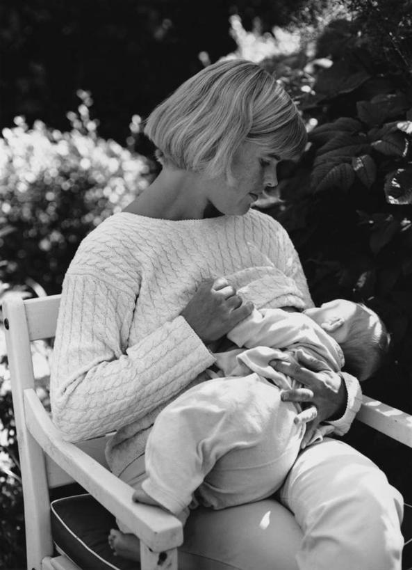 西方人,婴儿,儿童,两个人,家庭,母亲,女儿,坐,抱,竖图,黑白,室内,白天,正面,纯洁,植物,椅子,欧洲,欧洲人,阴影,服装,朦胧,模糊,光线,哺育,影子,木椅,扭头,注视,休闲装,树,树木,小孩,衣服,绿色,阳光,自然,低头,观察,看,转头,休闲,温暖,温馨,母女,一家人,休闲服,金色,可爱,母爱,童年,童趣,服饰,活泼,生长,成长,抱着,观看,和睦,察看,养育,搂着,关注,宝宝,童真,纯真,烂漫,无邪,哺养,伶俐,天真,年轻女性,女孩,女人,女性,白种人,孩子,年轻人,怀抱,搂,搂抱,相抱,拥抱,坐着,半身,融洽,女生