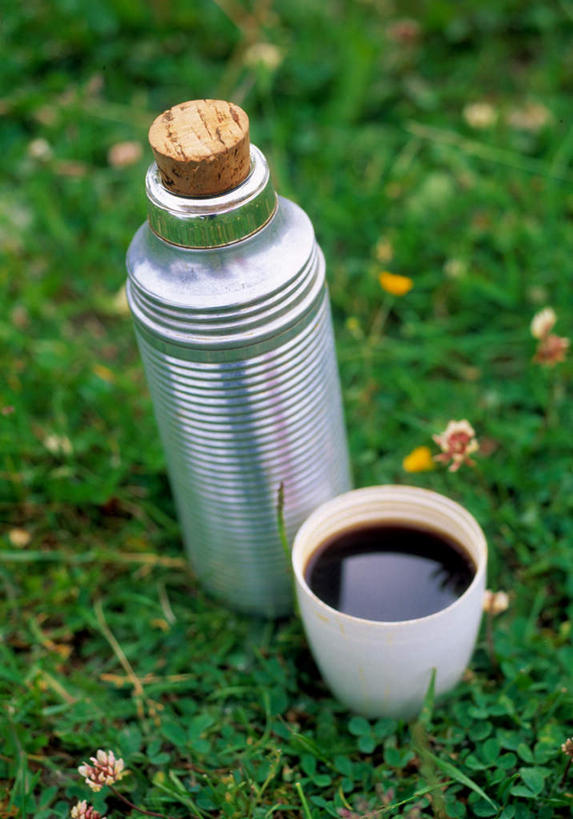 无人,竖图,俯视,室外,特写,白天,旅游,度假,草地,美景,植物,阴影,朦胧,模糊,光线,罐子,影子,景观,娱乐,玻璃制品,草,绿色,阳光,自然,玻璃瓶,瓶子,享受,休闲,景色,放松,自然风光,保温瓶,彩图,高角度拍摄