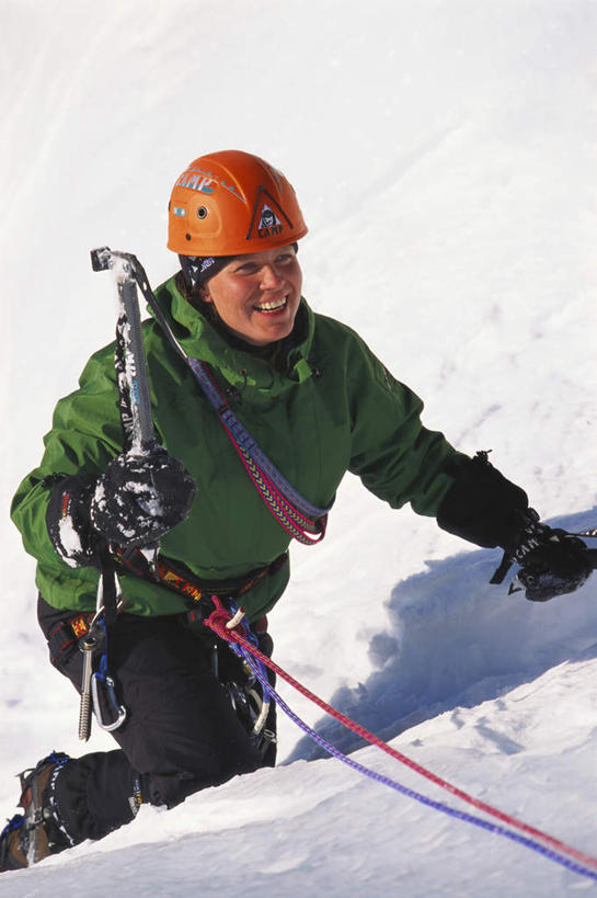 西方人,一个人,跪,笑,微笑,露齿笑,竖图,俯视,室外,白天,工作服,制服,雪,大雪,帽子,欧洲,欧洲人,仅一个男性,仅一个人,一堆,撑,连接,堆叠,堆积,组合,头盔,积雪,雪景,冬季,冬天,注视,运动器械,仅一个年轻男性,一个,安全帽,绳子,观察,看,寒冷,单个,观看,堆,绳索,链接,察看,撑着,紧固,关注,拼接,拼凑,缆绳,拼合,凑集,聚合,撮合,链结,牢固,一顶,严寒,工作制服,冰镐,登山装备,男人,男性,年轻男性,白种人,跪着,半身,彩图,高角度拍摄,工作套服,运动器材