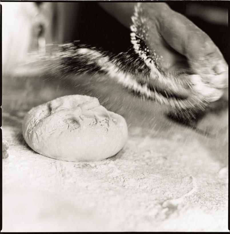 西方人,手,一个人,站,竖图,俯视,黑白,室内,特写,白天,桌面,桌子,欧洲,欧洲人,仅一个男性,仅一个人,朦胧,模糊,木制,粉末,面粉,面团,粮食,洒,木制品,站着,仅一个老年男性,手部,粉,农产品,原材料,粉状,老年男性,男人,男性,白种人,撒,站立,半身,高角度拍摄