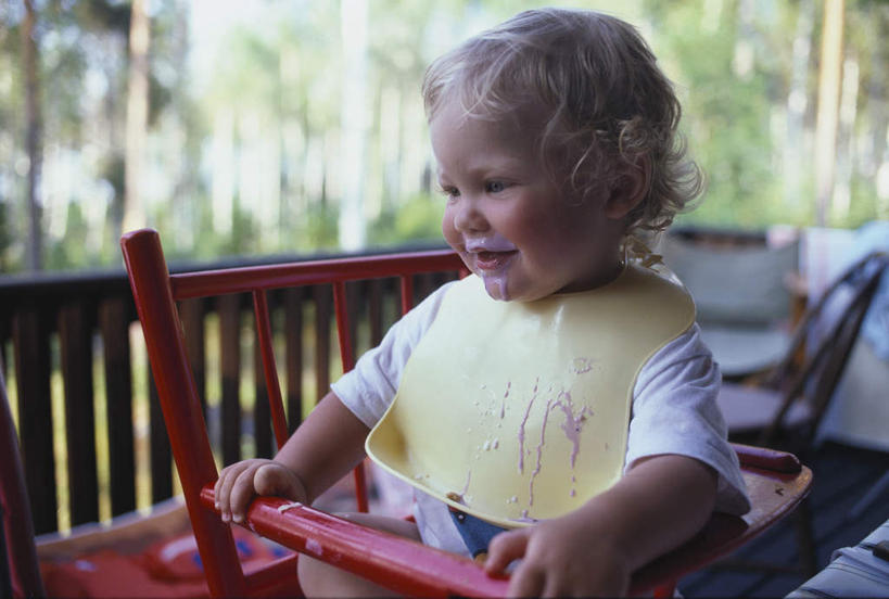 西方人,婴儿,儿童,一个人,栏杆,站,横图,室外,白天,正面,纯洁,草地,草坪,植物,欧洲,欧洲人,阴影,朦胧,模糊,光线,影子,围栏,高脚椅,注视,护栏,草,树,树木,一个,小孩,红色,蓝色,绿色,蓝天,天空,阳光,自然,天,观察,看,站着,可爱,活泼,生长,成长,观看,察看,关注,自然风光,宝宝,纯真,烂漫,无邪,伶俐,天真,白种人,孩子,站立,半身,彩图