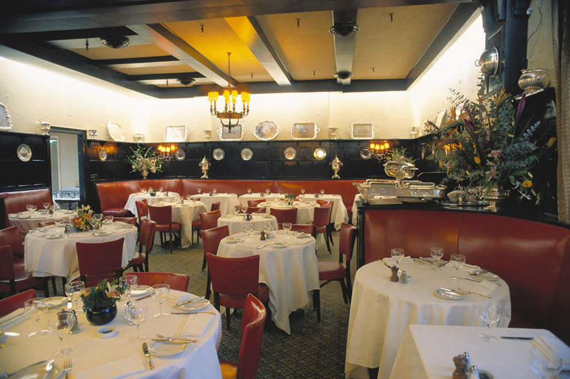 无人,餐厅,横图,室内,白天,正面,餐桌,天花板,桌子,餐具,叶子,纽约,美国,许多,阴影,光线,影子,灯光,绿叶,辉煌,吊灯,灿烂,嫩叶,餐台,北美,北美洲,美洲,光辉,纽约州,帝国之州,帝国州,北亚美利加洲,亚美利加洲,绚烂,鲜丽,光耀,叶,叶片,进餐用具,烹调用具,彩图,餐馆,饭店,饭馆