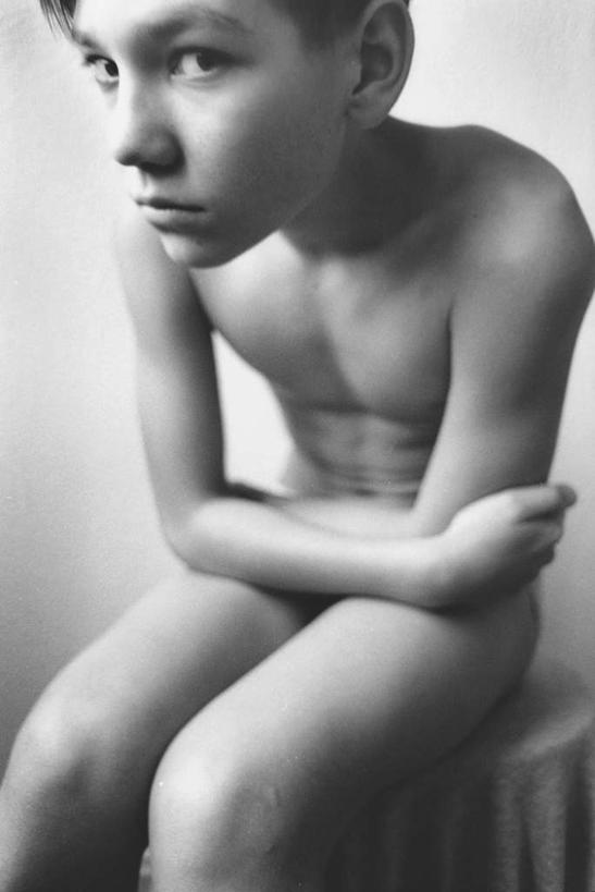 西方人,儿童,一个人,坐,抱,竖图,俯视,黑白,室内,特写,白天,白色背景,纯洁,椅子,欧洲,欧洲人,仅一个男性,仅一个人,一把,阴影,光线,影子,灯光,小孩,仅一个小孩,可爱,童年,童趣,摄影,影棚,抱着,搂着,瘦弱,童真,烂漫,无邪,衰弱,消瘦,天真,男孩,男人,男性,白种人,孩子,怀抱,搂,搂抱,相抱,拥抱,坐着,半身,高角度拍摄,影棚拍摄,拍摄,男生