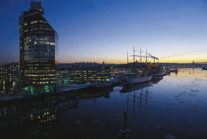 无人,高楼大厦,横图,室外,白天,正面,度假,河流,美景,水,城市风光,标志建筑,城市,大厦,地标,建筑,摩天大楼,瑞典,欧洲,许多,阴影,光线,影子,河水,景观,水流,云,云朵,灯光,船只,云彩,娱乐,建设,蓝色,白云,倒影,蓝天,天空,阳光,自然,天,享受,休闲,景色,放松,倒映,斯堪的纳维亚,自然风光,北欧,斯堪的纳维亚半岛,首府,哥德堡,瑞典王国,反照,西约塔兰省,彩图,大楼,高层建筑,高楼,摩天楼