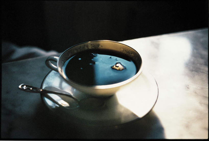 咖啡,无人,横图,俯视,室内,白天,幸福,桌面,杯子,餐具,阴影,反光,光线,碟子,盘,影子,勺子,一杯,娱乐,饮料,三个,阳光,盘子,调羹,碟,汤匙,享受,休闲,温馨,放松,乐趣,提神,舒适,醒脑,软饮料,彩图,高角度拍摄