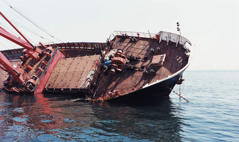 无人,横图,俯视,室外,白天,海浪,海洋,一艘,阴影,反光,光线,影子,浪花,云,云朵,淹没,云彩,蓝色,白云,倒影,蓝天,天空,阳光,海水,天,倒映,埋没,货船,海景,沉没,反照,大海,风浪,海,海水的波动,近岸浪,涌浪,彩图,高角度拍摄