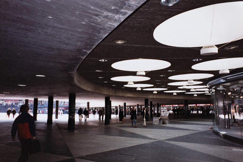 西方人,背部,走,横图,室内,白天,正面,地铁,建筑,瑞典,欧洲,欧洲人,阴影,光线,影子,轨道交通,首都,许多人,阳光,一群人,斯堪的纳维亚,北欧,斯德哥尔摩,斯堪的纳维亚半岛,修建,首府,修筑,瑞典王国,斯德哥尔摩省,白种人,步行,散步,走路,彩图,全身,地铁机动车,地下铁,轻轨