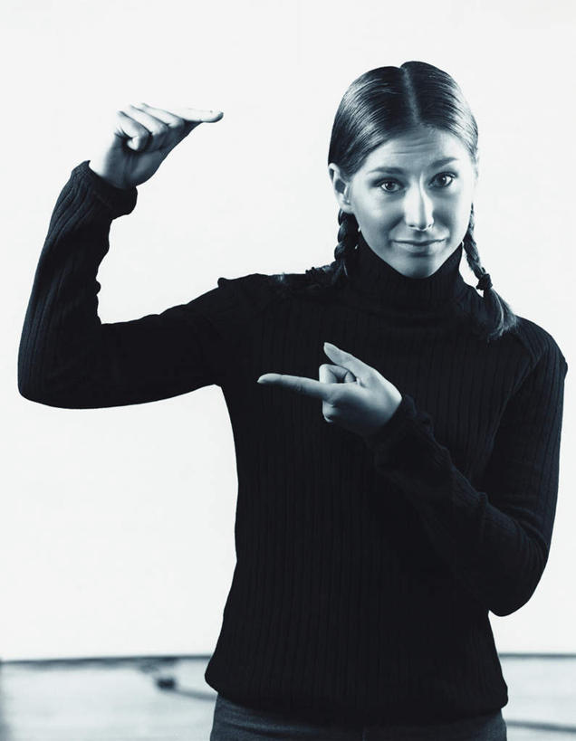 西方人,一个人,栏杆,站,竖图,室内,白天,白色背景,正面,毛衣,欧洲,欧洲人,仅一个年轻女性,仅一个女性,仅一个人,阴影,光线,扶手,影子,灯光,注视,护栏,黑色,观察,看,站着,抬手,摄影,影棚,观看,演示,察看,关注,年轻女性,女人,女性,白种人,站立,半身,彩图,影棚拍摄,绒衣,套衫,套头毛衣,线衣,拍摄