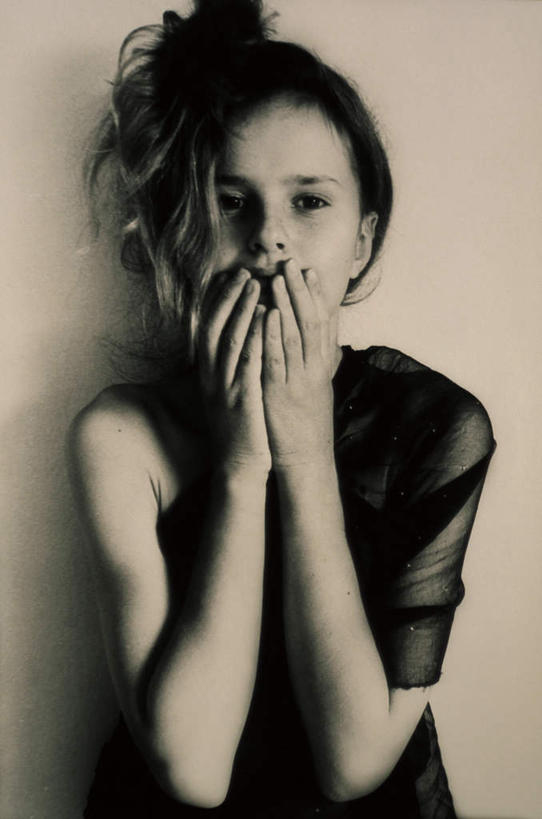 西方人,儿童,一个人,站,竖图,室内,白天,正面,纯洁,欧洲,欧洲人,仅一个女性,仅一个人,阴影,光线,影子,墙,注视,墙壁,墙面,小孩,阳光,观察,看,站着,仅一个小孩,可爱,童年,童趣,遮,遮掩,观看,烫发,察看,掩盖,遮挡,关注,童真,烂漫,无邪,遮盖,掩饰,天真,女孩,女人,女性,白种人,孩子,站立,半身,彩图,女生,捂着