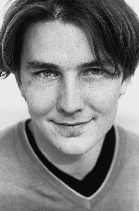 西方人,一个人,笑,微笑,露齿笑,竖图,黑白,室内,特写,白天,白色背景,正面,运动服,欧洲,欧洲人,仅一个男性,仅一个人,阴影,服装,光线,影子,灯光,注视,仅一个年轻男性,衣服,观察,看,帅气,摄影,服饰,影棚,观看,察看,衣着,穿着,关注,衣饰,男人,男性,年轻男性,白种人,半身,影棚拍摄,拍摄,运动装