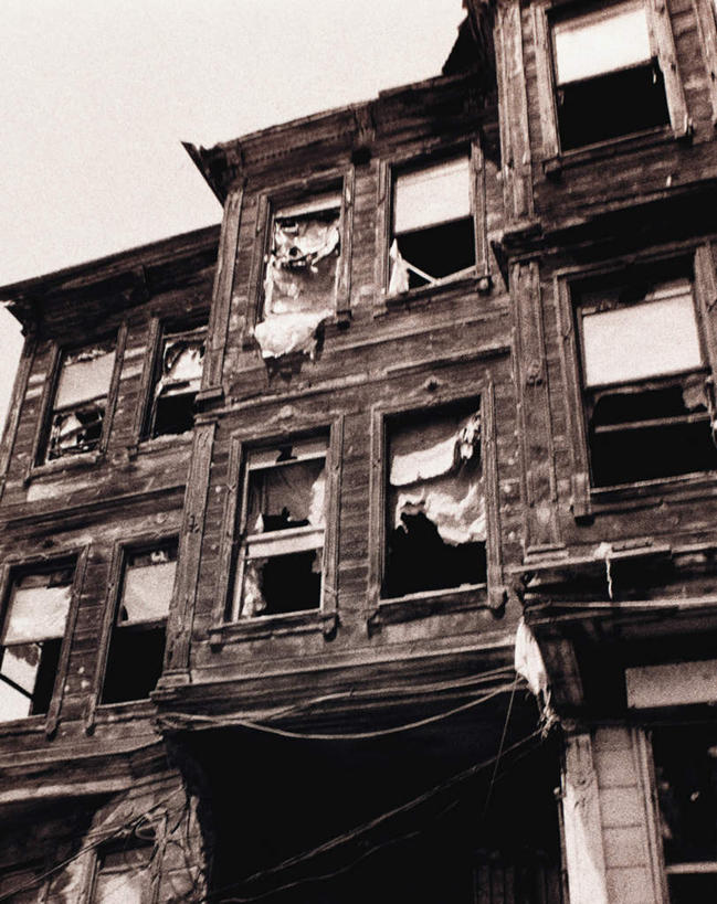 无人,竖图,黑白,室外,白天,仰视,建筑,阴影,古老,破旧,陈旧,光线,影子,天空,阳光,天,丢弃,修建,抛弃,修筑,遗弃,摈弃,扔掉,扔弃,甩掉,扬弃,低角度拍摄