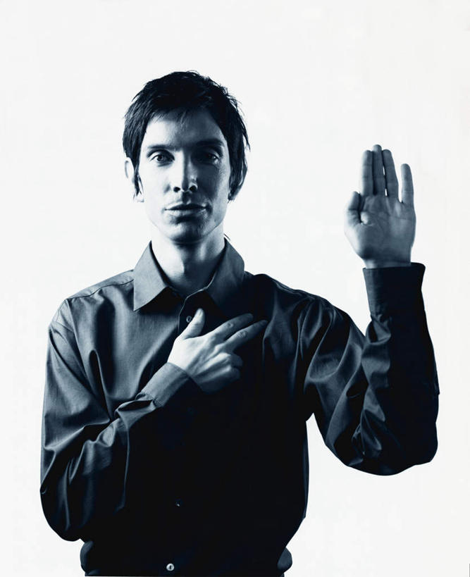 西方人,一个人,站,竖图,黑白,室内,白天,白色背景,正面,衬衫,欧洲,欧洲人,仅一个男性,仅一个人,阴影,光线,影子,注视,仅一个年轻男性,阳光,观察,看,站着,一件,摄影,影棚,观看,察看,关注,发誓,男人,男性,年轻男性,白种人,举手,站立,半身,影棚拍摄,衬衣,拍摄