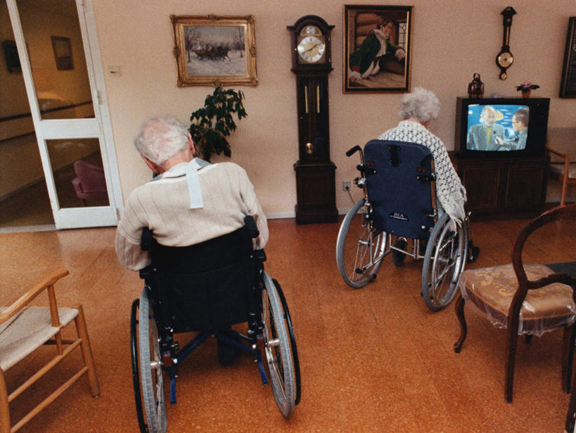 西方人,两个人,家,客厅,坐,横图,俯视,室内,白天,别墅,地板,家具,装修,建筑,电视,椅子,欧洲,欧式,欧洲人,阴影,装饰,时间,光线,时钟,影子,房屋,屋子,公寓,地面,豪华,计时,建设,现代,装潢,洋房,楼房,木地板,住宅,阳光,轮椅,室内装潢,钟表,表,样板房,明亮,起居室,舒适,家居装潢,房屋设计,地中海风格,古典风格,简约风格,室内设计,宽敞,摆钟,样板房装潢,客堂,老年男性,老年女性,男人,男性,女人,女性,白种人,设计,钟,坐着,彩图,高角度拍摄,全身,房子