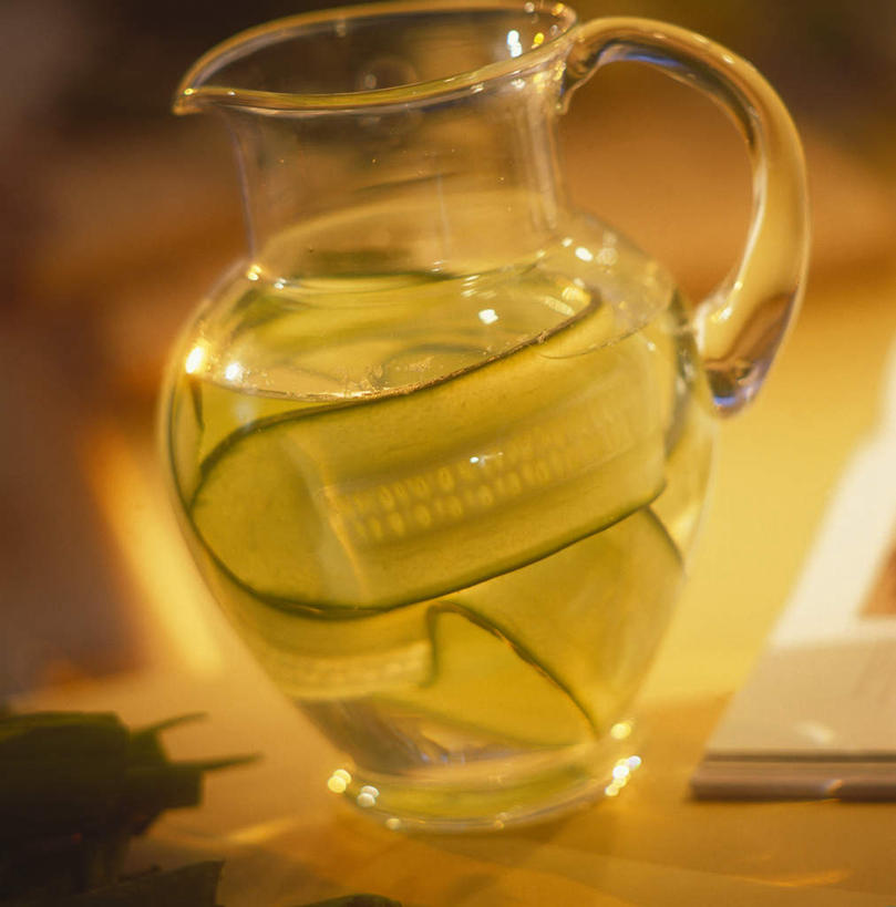 无人,竖图,室内,特写,白天,正面,幸福,茶,桌面,桌子,黄瓜,蔬菜,玻璃,浸泡,切开,阴影,朦胧,模糊,新鲜,光线,木制,壶,影子,茶叶,食品,娱乐,玻璃制品,水壶,食物,阳光,茶壶,木制品,容器,切,享受,休闲,温馨,放松,乐趣,有机食品,绿色食品,提神,舒适,醒脑,剖面,切面,青瓜,胡瓜,彩图