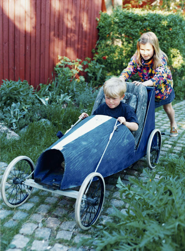 西方人,儿童,两个人,坐,笑,微笑,露齿笑,竖图,俯视,室外,白天,纯洁,草地,草坪,植物,欧洲,欧洲人,握,阴影,服装,光线,影子,墙,庭院,拿,拿着,注视,休闲装,墙壁,墙面,车,婴儿车,草,小孩,衣服,绿色,阳光,观察,看,休闲,休闲服,可爱,童年,童趣,握着,服饰,观看,天井,察看,关注,载具,童真,烂漫,无邪,宝宝车,婴儿手推车,婴儿推车,天真,男孩,男人,男性,女孩,女人,女性,白种人,坐着,彩图,高角度拍摄,全身,男生,女生