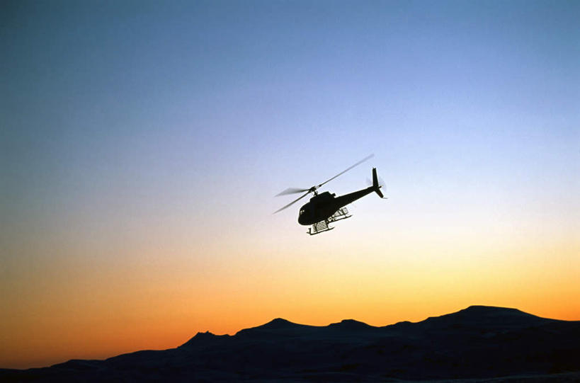 无人,横图,室外,白天,正面,旅游,度假,美景,日落,山,山脉,飞机,飞翔,阴影,飞行,光线,影子,景观,山峰,晚霞,霞光,落日,山峦,翱翔,娱乐,航空,飞,蓝色,蓝天,天空,阳光,自然,黄昏,交通工具,群山,天,享受,休闲,景色,彩霞,放松,一架,飘浮,直升机,直升飞机,自然风光,载具,夕照,夕阳,彩图,斜阳