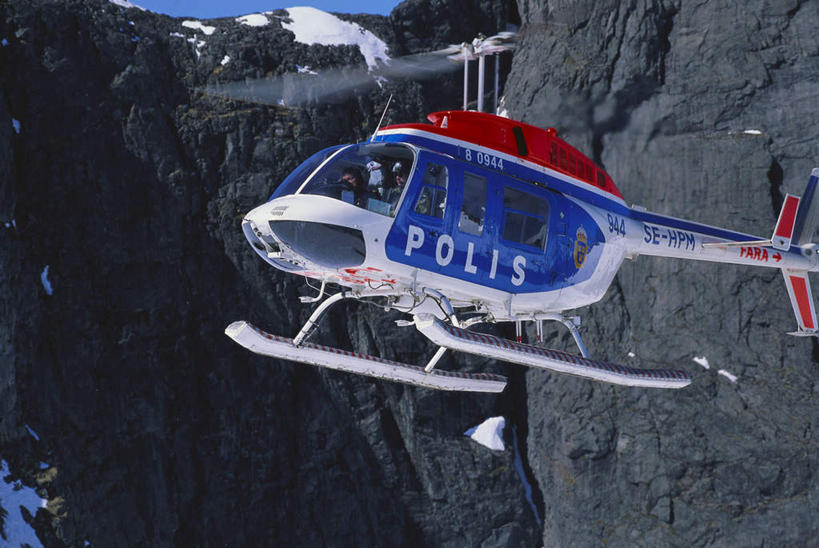 西方人,两个人,坐,横图,室外,白天,仰视,旅游,度假,美景,山,雪,雪山,大雪,飞机,欧洲,欧洲人,一辆,飞翔,阴影,服装,飞行,光线,英文,标志,文字,影子,字符,字母,冰,积雪,景观,山峰,悬崖,雪景,冬季,冬天,山峦,翱翔,注视,休闲装,娱乐,航空,标识,飞,衣服,蓝色,蓝天,天空,阳光,自然,交通工具,天,观察,驾驶,看,行驶,享受,休闲,休闲服,景色,放松,寒冷,服饰,晴朗,观看,飘浮,英文字母,操纵,直升机,直升飞机,控制,察看,冰冷,关注,自然风光,载具,操控,万里无云,严寒,把持,冰凉,酷寒,凛冽,凛凛,极冷,绝壁,男人,男性,年轻男性,白种人,晴空,晴空万里,坐着,半身,彩图,低角度拍摄