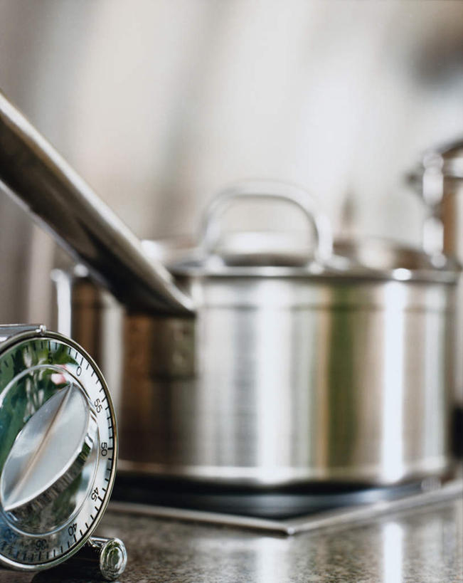 无人,竖图,俯视,室内,特写,白天,烹饪,厨具,金属制品,阴影,光线,金属,标志,锅子,数字,文字,影子,字符,标识,锅,阿拉伯数字,锅具,灶具,燃气灶,烹饪用具,燃气具,烹调用具,烹调,彩图,高角度拍摄