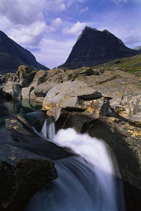 无人,竖图,室外,白天,正面,旅游,度假,石头,美景,瀑布,山,山脉,水,瑞典,欧洲,阴影,飞溅,湍急,溅,光线,石子,液体,影子,景观,山峰,水滴,云,云朵,山峦,云彩,娱乐,水珠,蓝色,白云,蓝天,天空,阳光,自然,群山,天,享受,休闲,景色,放松,晴朗,倾泻,倾注,斯堪的纳维亚,喷洒,自然风光,北欧,斯堪的纳维亚半岛,泼洒,瑞典王国,北博滕,北博滕省,跌水,石块,岩石,晴空,彩图