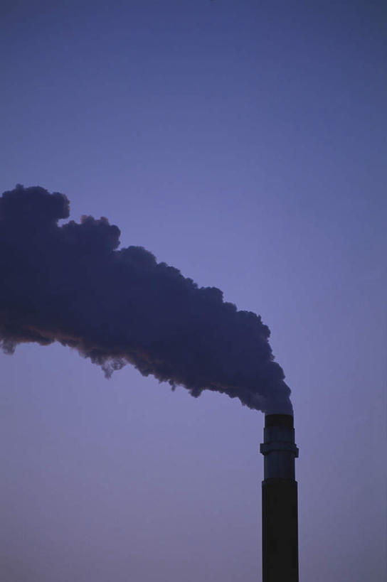 无人,竖图,室外,白天,仰视,烟囱,环保,围绕,蓝色,蓝天,天空,天,缭绕,能源,晴朗,污染,回收,资源,冒烟,利用,旋绕,低碳,循环,万里无云,萦绕,持续,升腾,回绕,晴空,晴空万里,彩图,低角度拍摄