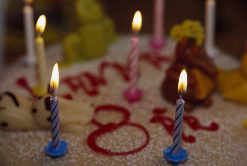 点心,无人,横图,俯视,室内,特写,白天,蜡烛,朦胧,模糊,火焰,图案,烛光,食品,燃烧,文化,食物,糕点,一个,黄色,红色,蓝色,生日蛋糕,点燃,祈祷,许愿,单个,纪念,祈求,平安,彩图,高角度拍摄,蛋糕