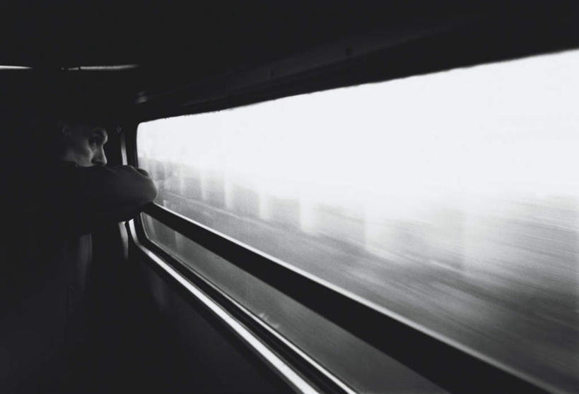 西方人,一个人,站,横图,黑白,室内,白天,正面,旅游,度假,植物,窗户,卡车,欧洲,欧洲人,仅一个男性,仅一个人,阴影,服装,光线,影子,集装箱,扭头,注视,休闲装,娱乐,玻璃窗,树,树木,仅一个年轻男性,衣服,绿色,阳光,自然,交通工具,观察,看,站着,转头,享受,休闲,休闲服,放松,服饰,集装箱车,生长,成长,观看,货车,察看,昏暗,阴暗,关注,幽暗,载具,货运车,暗淡,惨淡,灰暗,晦暗,男人,男性,年轻男性,白种人,载重汽车,站立,半身