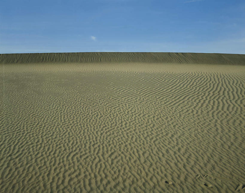 无人,横图,室外,白天,正面,荒凉,沙漠,阴影,光线,影子,地平线,云,云朵,辽阔,地面,荒漠,云彩,蓝色,白云,蓝天,天空,阳光,天,广阔,晴朗,一望无际,炎热,干旱,延伸,天地相交,无边无际,一马平川,酷热,燥热,冷落,萧疏,大漠,荒芜,砂漠,晴空,彩图