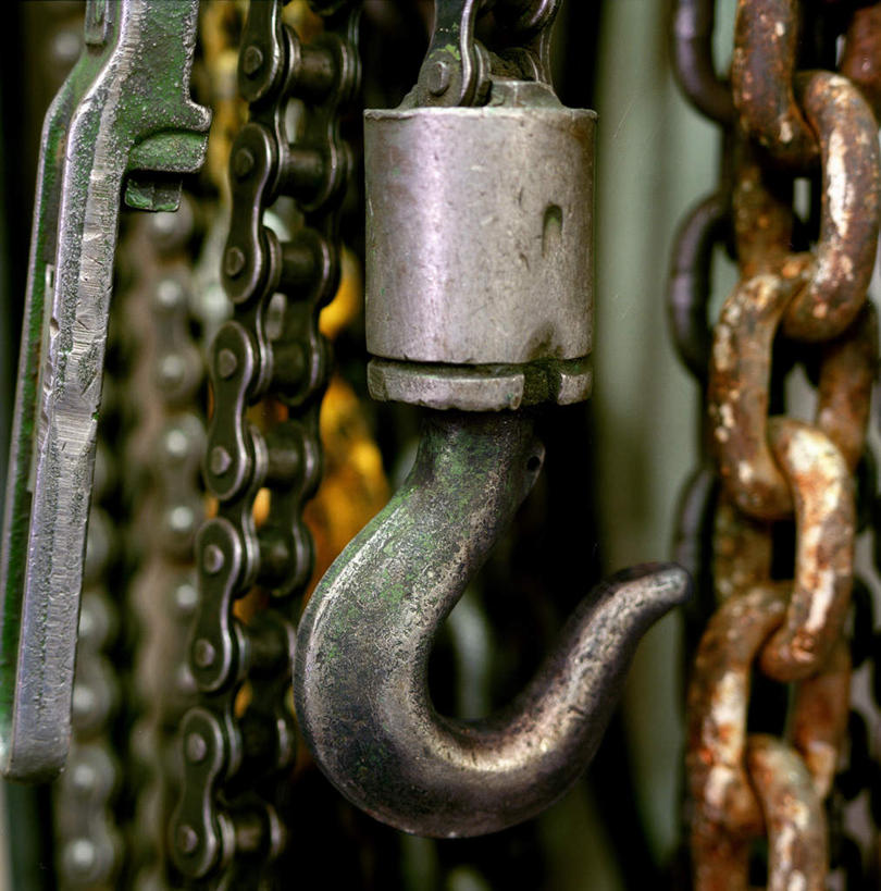 无人,工厂,竖图,室内,特写,白天,正面,机器,零件,电路,摆设,金属制品,一排,关闭,阴影,朦胧,模糊,整齐,生锈,光线,金属,影子,设备,开关,排列,阳光,按钮,打开,机械,链条,腐蚀,侵蚀,钩,开启,队列,装备,闭合,腐化,设置,锈迹斑斑,彩图,工地,制造厂