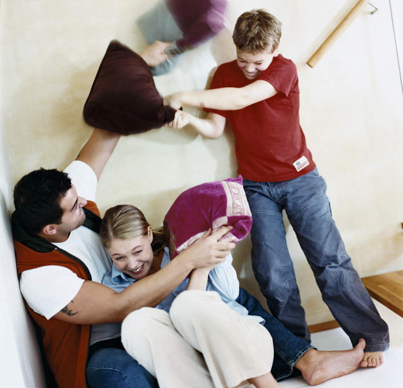 西方人,儿童,三个人,家庭,夫妻,母亲,父亲,儿子,栏杆,站,坐,横图,俯视,室内,白天,爱情,纯洁,地板,靠垫,楼梯,欧洲,欧洲人,握,阴影,服装,朦胧,模糊,光线,扶手,影子,阶梯,棕色,靠枕,地面,浪漫,拿,拿着,休闲装,护栏,维护,木地板,台阶,小孩,衣服,粉色,垫子,枕头,站着,休闲,游玩,温暖,温馨,父子,母子,三口之家,一家人,休闲服,恩爱,父爱,可爱,母爱,童年,童趣,握着,恋人,服饰,保护,和睦,守护,童真,烂漫,无邪,庇护,护卫,掩护,珍爱,回护,顽耍,天真,男孩,男人,男性,年轻男性,年轻女性,女人,女性,白种人,孩子,年轻人,夫妇,情侣,玩耍,站立,坐着,半身,彩图,高角度拍摄,伴侣,融洽,男生