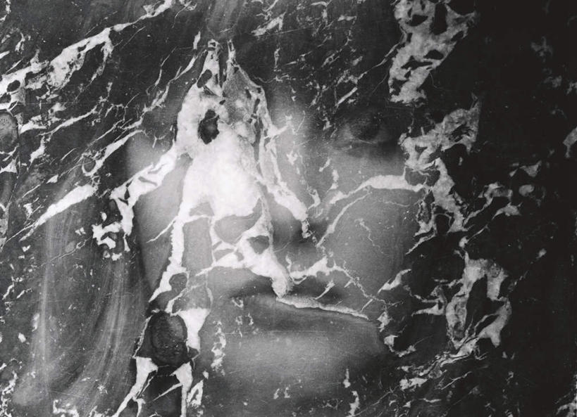 西方人,脸,头,脸颊,一个人,横图,黑白,室内,特写,白天,正面,窗户,欧洲,欧洲人,仅一个年轻女性,仅一个女性,仅一个人,阴影,光线,影子,注视,玻璃窗,凝视,严肃,庄重,凝望,严厉,威严,严峻,严正,谛视,年轻女性,女人,女性,白种人,头部,脸部,脸蛋,面部,半身