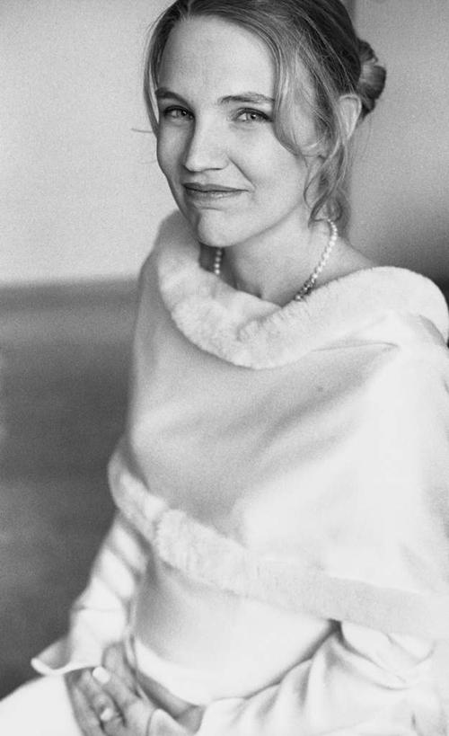 西方人,脸,头,脸颊,一个人,笑,微笑,竖图,黑白,室内,特写,白天,正面,裙子,项链,欧洲,欧洲人,仅一个年轻女性,仅一个女性,仅一个人,阴影,连衣裙,鲜艳,光线,影子,美丽,漂亮,装饰品,饰品,首饰,优美,正经,庄重,摩登,艳丽,端庄,严厉,斑斓,标致,瑰丽,娇艳,锦绣,娟秀,俊丽,奇丽,俏丽,时兴,秀丽,肃静,年轻女性,女人,女性,白种人,头部,脸部,脸蛋,面部,半身